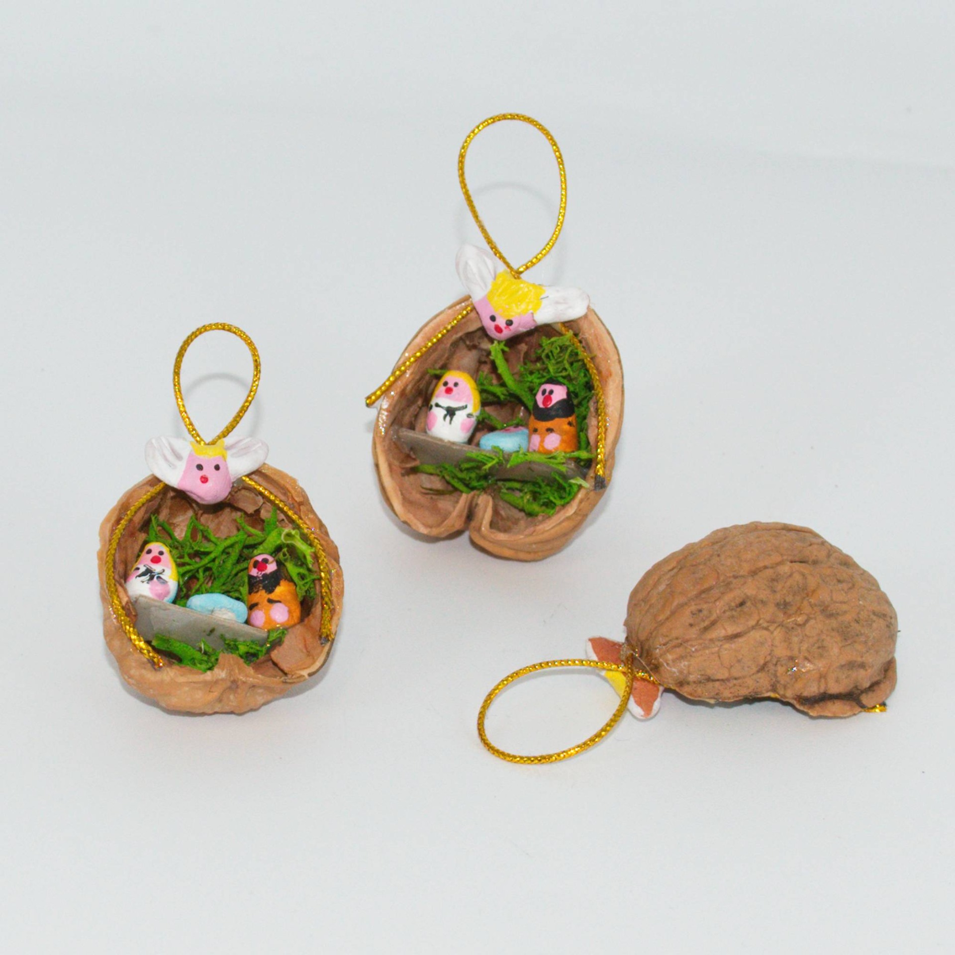 011013 Nutshell nativity scene 4,5cm height x 3cm length x 1,5cm width