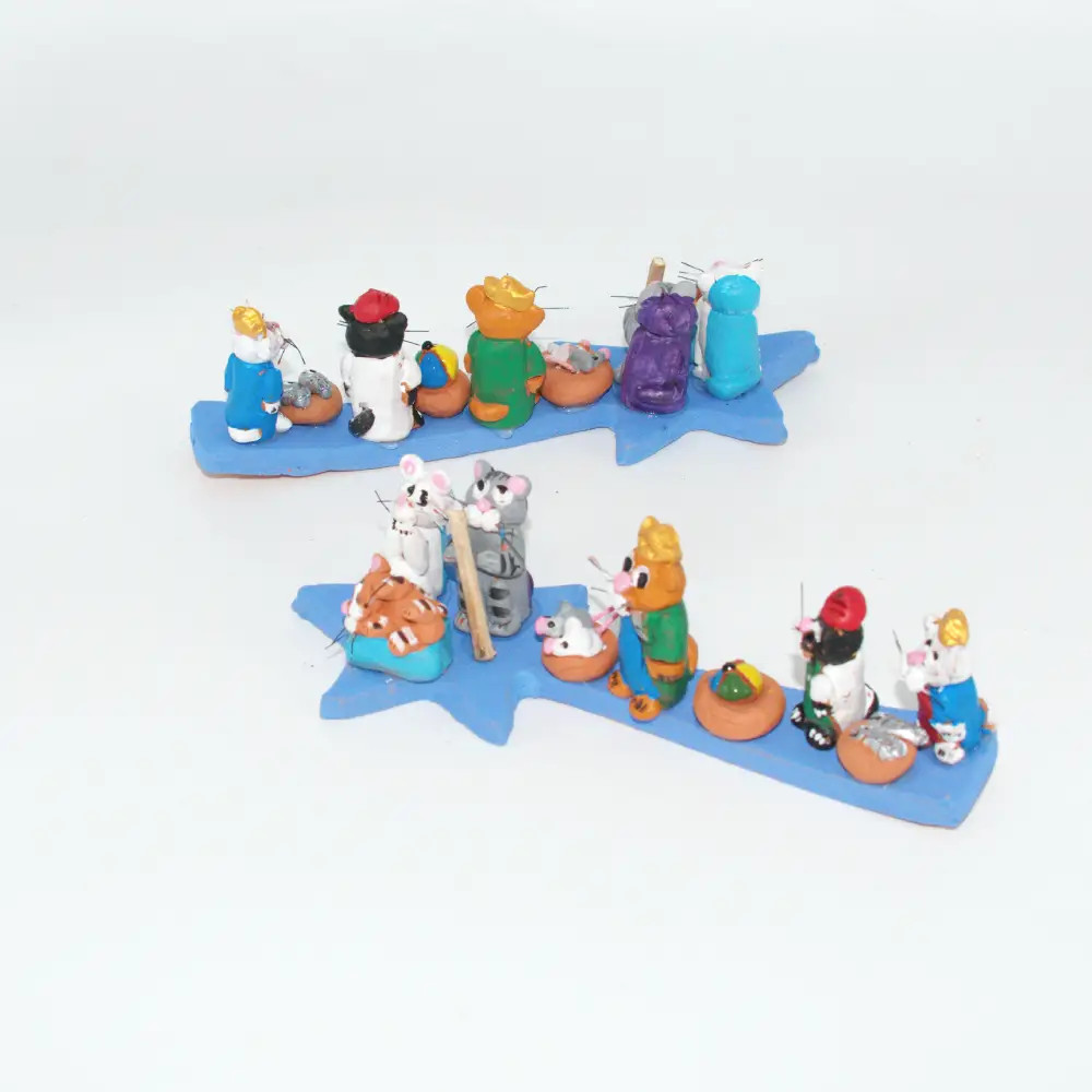 011002/12 Belén gatos   4cm altura x 15cm largo x 6cm ancho